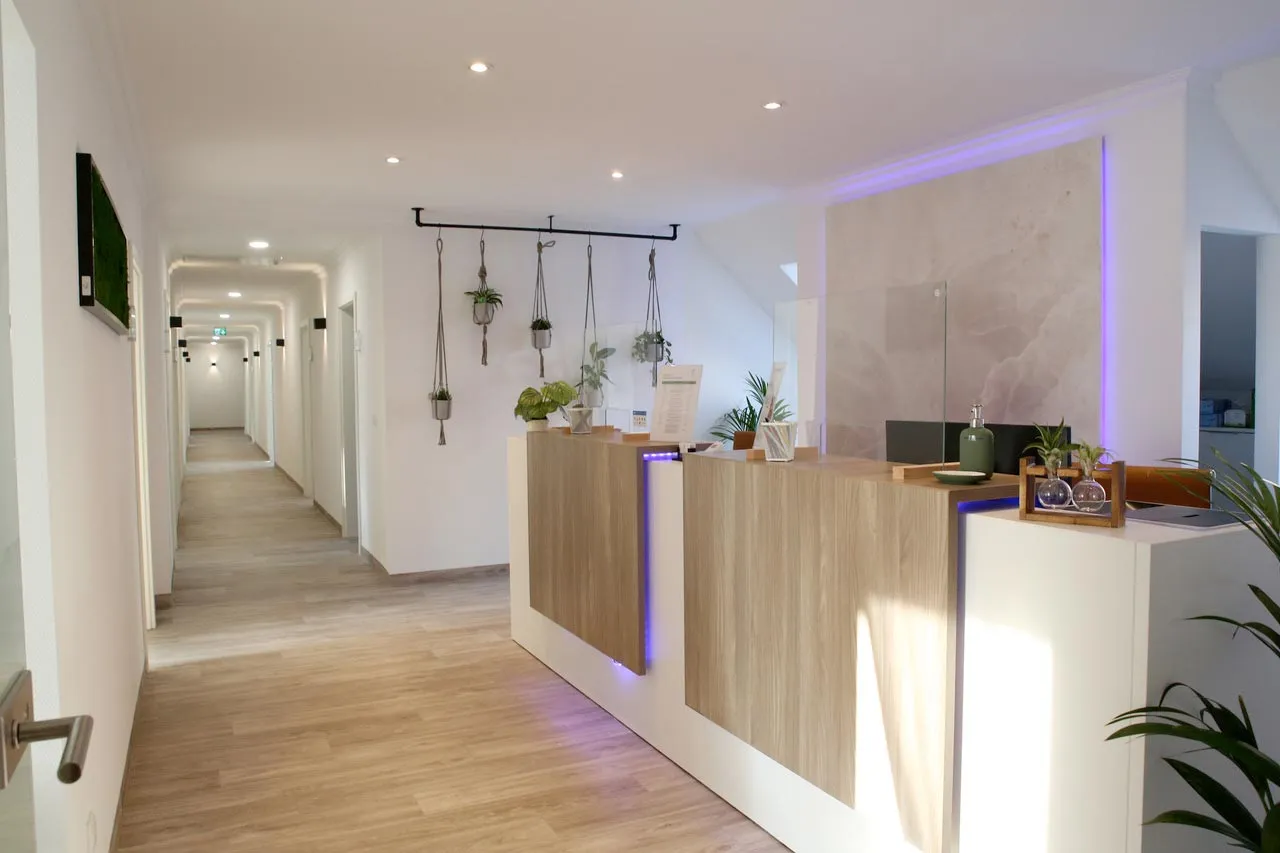 Empfang und Flur der Physiotherapie Flora
